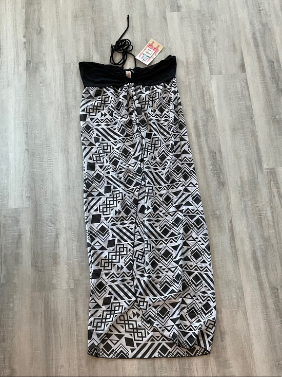 Miken Other - Black & White Geometric Strapless Swim Cover